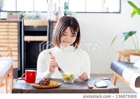 Women who eat Women who eat 136873908