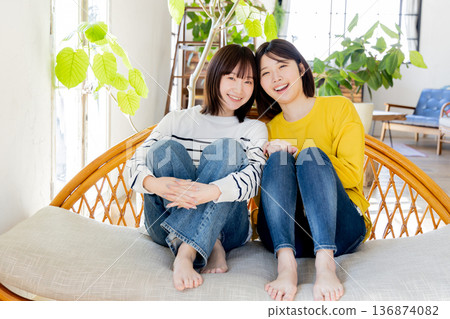 與女性朋友合租一間房 136874082