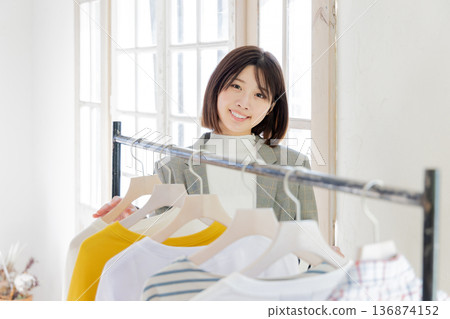 選擇衣服的婦女女商人選擇服裝 136874152