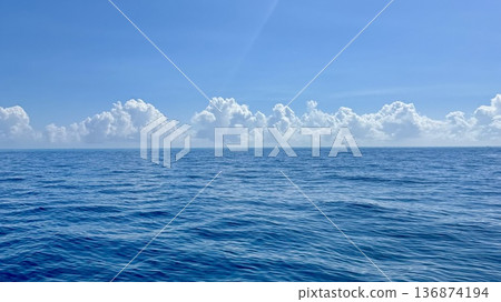 從船上拍攝的晴朗白天的地平線和多雲的大海景色。可作為觀光旅行的背景素材。 從船上拍攝的晴朗白天的地平線和多雲的大海景色。可作為觀光旅行的背景素材。 136874194
