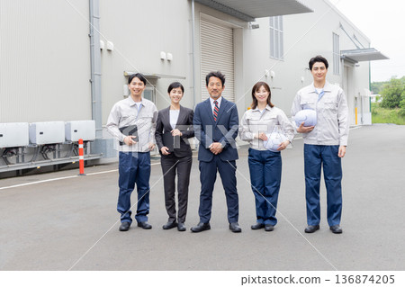 一群公司員工在一棟大樓前排隊 一群公司員工在一棟大樓前排隊 136874205