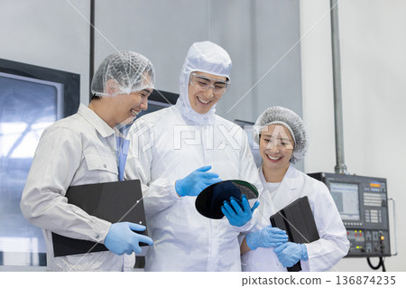 在工廠工作的工人 136874235