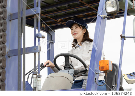 女叉車操作員〉 136874248