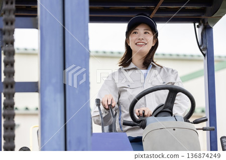 女叉車操作員〉 女叉車操作員〉 136874249