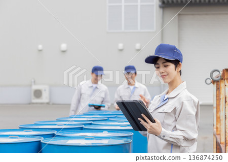 一群工人正在管理鼓的庫存 一群工人正在管理鼓的庫存 136874250