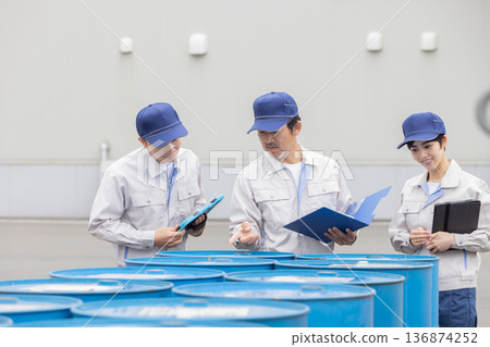 一群工人正在管理鼓的庫存 136874252