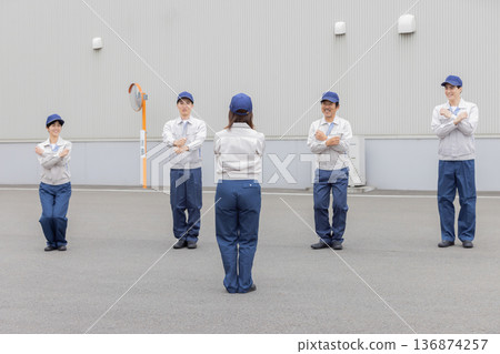 一群工人在工廠前鍛煉 136874257
