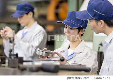 一群工人在工廠操作工具機 136874265