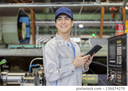 在工廠工作的工人 136874270