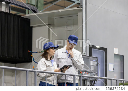在工廠工作的男性和女性工人 136874284