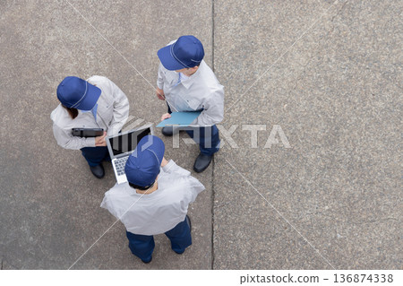 辦公室職員聚集在戶外聊天 辦公室職員聚集在戶外聊天 136874338