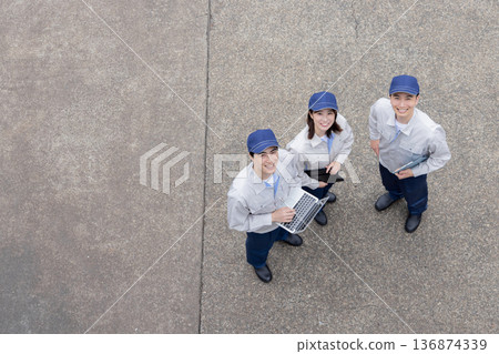 公司員工抬頭 136874339