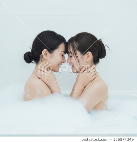 兩個年輕女子在泡泡浴中擁抱在一起 136874349