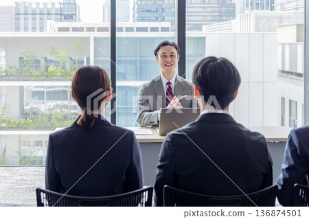 面試求職形象男女面試官面對學生 136874501