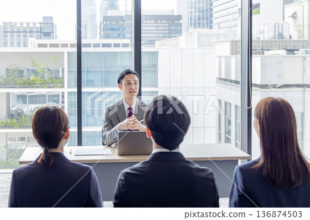 面試、求職、形象、男女面試官面對學生 136874503