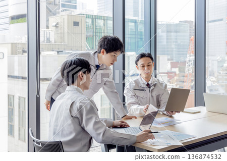 穿著工作服的員工 穿著工作服的員工 136874532