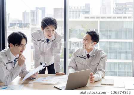 穿著工作服的員工 穿著工作服的員工 136874533