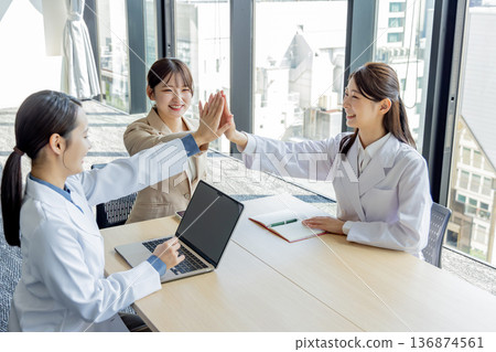 Business Hospital Doctor Research MR Meeting Business Negotiation Business Hospital Doctor Research MR Meeting Business Negotiation 136874561