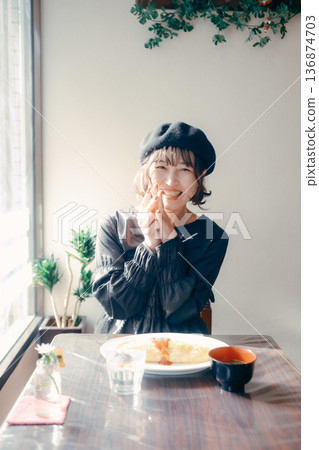 一位三十多歲的日本女性對著一份煎蛋飯說「いただます」(itadakimasu,日文「我開動了」)。 一位三十多歲的日本女性對著一份煎蛋飯說「いただます」(itadakimasu,日文「我開動了」)。 136874703