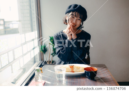 一位三十多歲的日本女性對著一份煎蛋飯說「いただます」(itadakimasu,日文「我開動了」)。 一位三十多歲的日本女性對著一份煎蛋飯說「いただます」(itadakimasu,日文「我開動了」)。 136874706