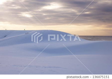 Tottori Sand Dunes: Snow-covered scenery dyed in the setting sun 136875151
