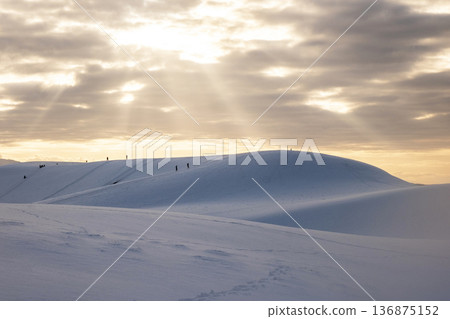 鳥取沙丘：夕陽染紅的雪景 136875152