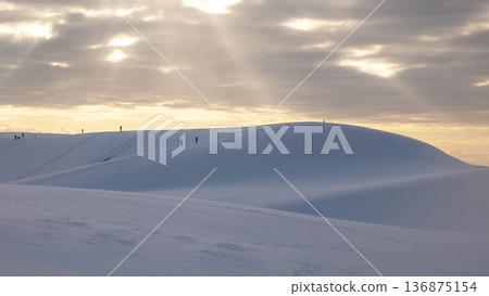 鳥取沙丘：夕陽染紅的雪景 136875154
