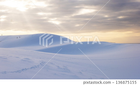 鳥取沙丘:夕陽染紅的雪景 鳥取沙丘:夕陽染紅的雪景 136875155
