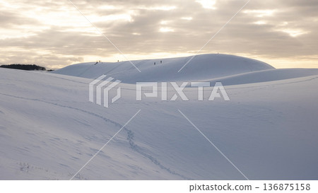 Tottori Sand Dunes: Snow-covered scenery dyed in the setting sun Tottori Sand Dunes: Snow-covered scenery dyed in the setting sun 136875158