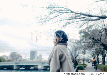 一位三十多歲的日本女性正在欣賞河邊的風景。 一位三十多歲的日本女性正在欣賞河邊的風景。 136875254