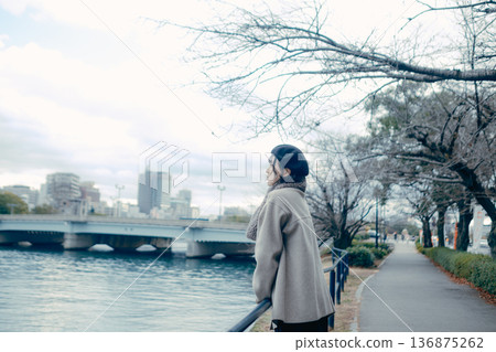 一位三十多歲的日本女性正在欣賞河邊的風景。 136875262