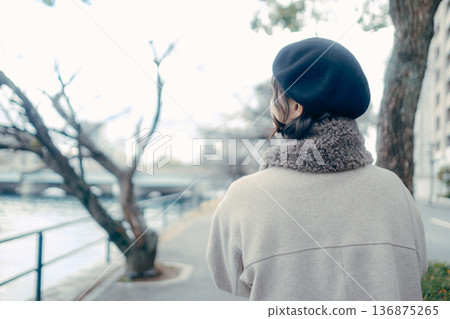 一位三十多歲的日本女性正在欣賞河邊的風景。 136875265