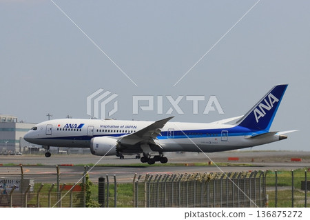 客機降落在羽田機場 全日空飛機降落在跑道上 客機降落在羽田機場 全日空飛機降落在跑道上 136875272
