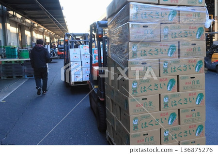 年底的大田市場：成堆的蔬菜紙箱被堆高機運走 136875276