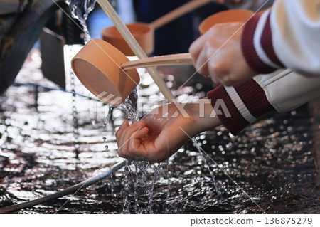 參拜神社前，請在手水屋洗手。 136875279