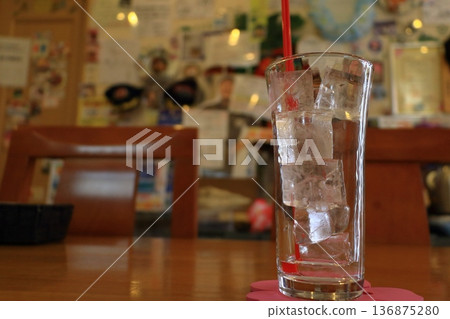 glass and ice juice 136875280