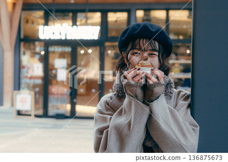 一位三十多歲的日本女子在冬日小鎮享用甜點。 136875673