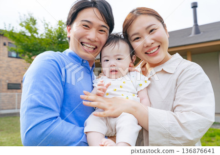 父母帶著孩子和嬰兒站在房子前 父母帶著孩子和嬰兒站在房子前 136876641
