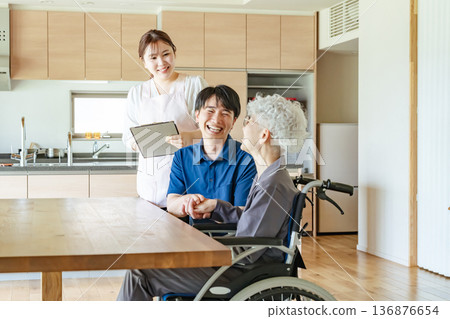 坐在輪椅上的老年婦女正在接受護理人員的幫助 136876654