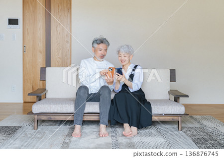 一起看智慧型手機的資深夫婦 一起看智慧型手機的資深夫婦 136876745