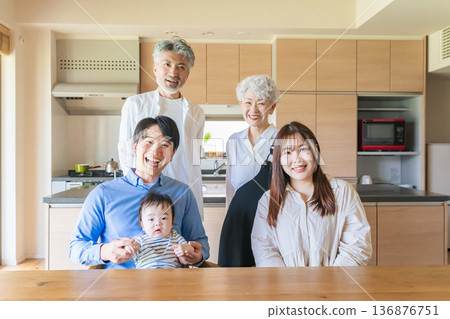 三代家庭圍著嬰兒微笑 三代家庭圍著嬰兒微笑 136876751