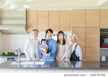 三代家庭圍著嬰兒微笑 136876760