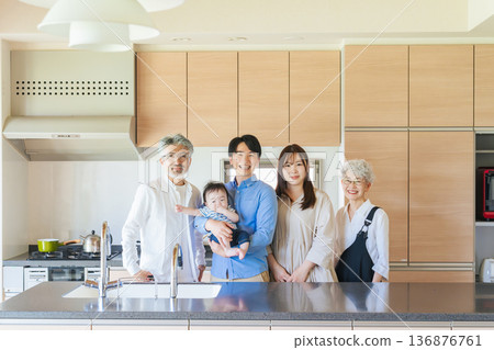 三代家庭圍著嬰兒微笑 136876761