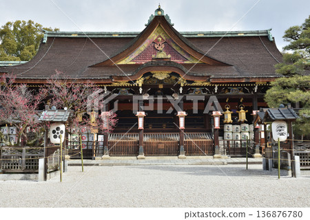 北野天滿宮、參拜殿與飛梅（京都市上京區） 136876780