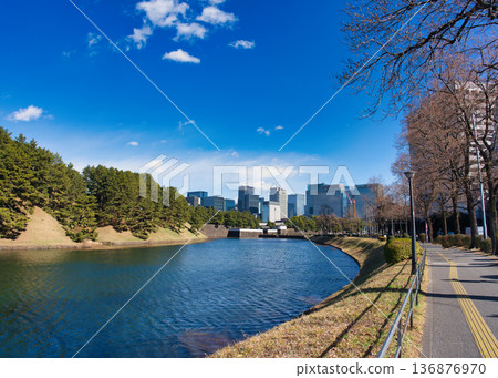 從皇宮護城河上看到的建築 136876970