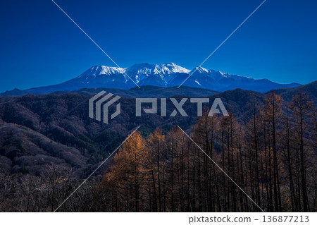 Mount Ontake in late autumn from Suzuran Plateau, Asahi Town, Takayama City, Gifu Prefecture 136877213