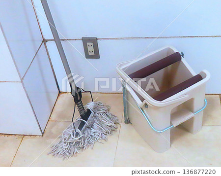 Mop & Bucket 136877220
