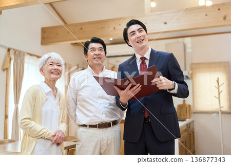 一對年長的亞洲夫婦正在看房間 136877343