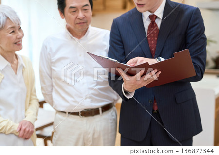 一對年長的亞洲夫婦正在看房間 136877344