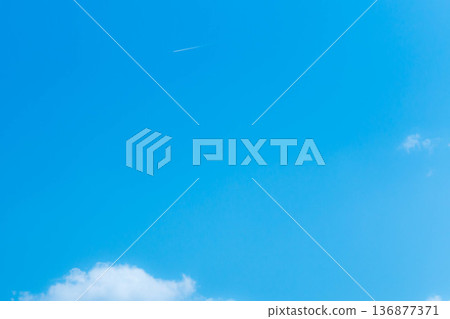 藍天和雲彩和軌跡 藍天和雲彩和軌跡 136877371